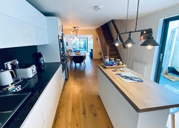 Tregenna House: Refurbished Family Townhouse with Garden and Parking Villa St Ives 